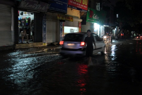 Người đi bộ và phương tiện mò mẫm lối đi