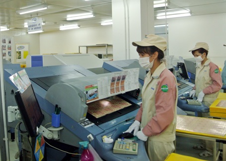 Công nhân tại một nhà máy ở khu công nghiệp Thạch Thất - Quốc Oai vẫn làm việc bình thường