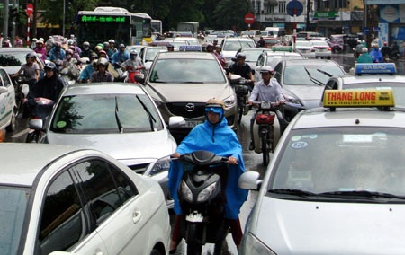 Hà Nội: Xe cộ “bì bõm” trên nhiều tuyến phố sau mưa - 1 Cơn mưa chỉ kéo dài gần 1 tiếng nhưng một số tuyến phố của Hà Nội bị ngập sâu trong nước