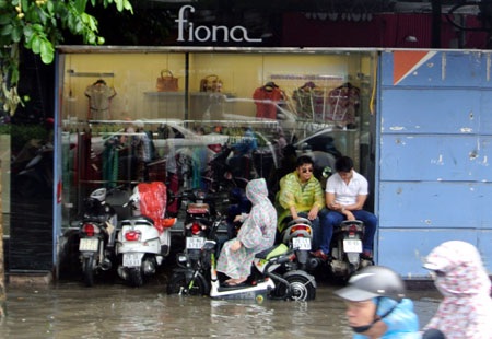 Hà Nội: Xe cộ “bì bõm” trên nhiều tuyến phố sau mưa - 3 Vỉa hè cũng bị chìm nghỉm trong nước