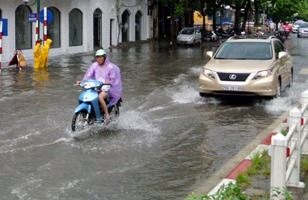 Hà Nội: Xe cộ “bì bõm” trên nhiều tuyến phố sau mưa - 7 Cố gắng điều khiển xe vượt qua vùng nước sâu