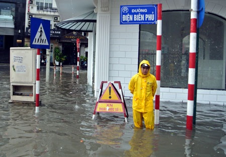 Hà Nội: Xe cộ “bì bõm” trên nhiều tuyến phố sau mưa - 9 Nhân viên Công ty thoát nước Hà Nội khai thông dòng nước