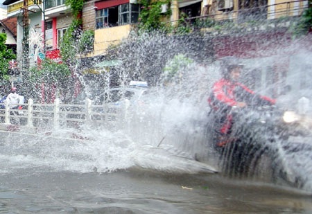 Hà Nội: Xe cộ “bì bõm” trên nhiều tuyến phố sau mưa - 2 Góc phố Điện Biên Phủ - Nguyễn Thái học ngập lưng bánh xe