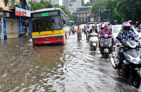 Hà Nội: Xe cộ “bì bõm” trên nhiều tuyến phố sau mưa - 8 Cố gắng điều khiển xe vượt qua vùng nước sâu