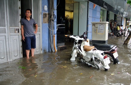 Hà Nội: Xe cộ “bì bõm” trên nhiều tuyến phố sau mưa - 6 Ngao ngán tình trạng cứ mưa là ngập, người dân bỏ mặc xe máy