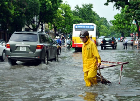 Hà Nội: Xe cộ “bì bõm” trên nhiều tuyến phố sau mưa - 10 Nhân viên Công ty thoát nước Hà Nội khai thông dòng nước