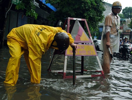 Hà Nội: Xe cộ “bì bõm” trên nhiều tuyến phố sau mưa - 12 Cảnh sát giao thông cố gắng điều tiết dòng phương tiện giải quyết tình trạng ùn tắc