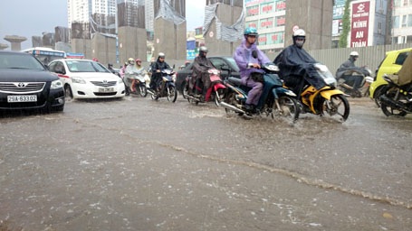 Mưa lớn ảnh hưởng đến người điều khiển giao thông trên đường Nguyễn Trãi (Ảnh Nguyễn Dương)