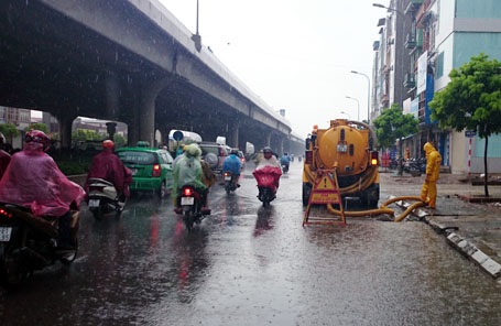 Mưa lớn ảnh hưởng đến người điều khiển giao thông trên đường Nguyễn Trãi (Ảnh Nguyễn Dương)