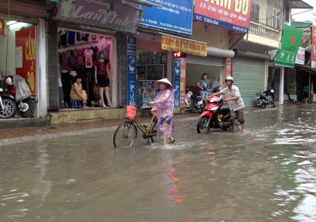 Người Hà Nội “bì bõm” dắt xe lội phố