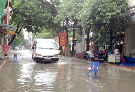 Dùng ghế nhựa để cảnh báo nguy hiểm