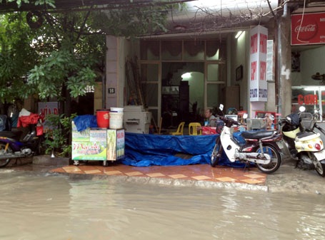 Be bờ, đắp đập trước cửa nhà