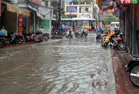 Người điều khiển phương tiện giao thông ngao ngán nhìn đường biến thành sông