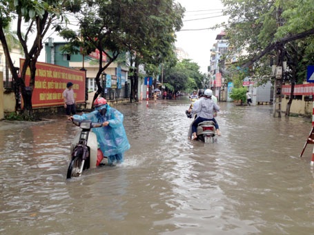 Mưa lớn, đường ngập khiến phương tiện giao thông chết máy hàng loạt