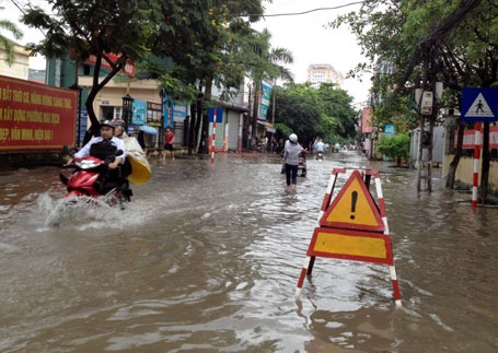 Nhiều điểm mưa ngập 1/2 bánh xe máy