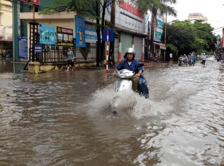 Nhiều điểm mưa ngập 1/2 bánh xe máy