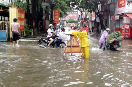 Nhân viên Công ty Thoát nước cảnh báo cho người điều khiển phương tiện giao thông