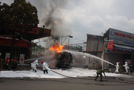 Lãnh đạo địa phương phải chịu trách nhiệm các vụ cháy nổ lớn - 1 Một vụ cháy cây xăng kinh hoàng trên đường phố Hà Nội