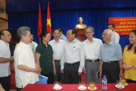 Cử tri kiến nghị đóng nhiều tàu lớn đối phó với Trung Quốc - 2 Bí thư Hà Nội tiếp xúc cử tri quận Hai Bà Trưng