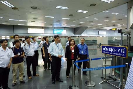 Lãnh đạo Bộ Y tế và Hà Nội đi kiểm tra tại Cảng hàng không quốc tế Nội Bài