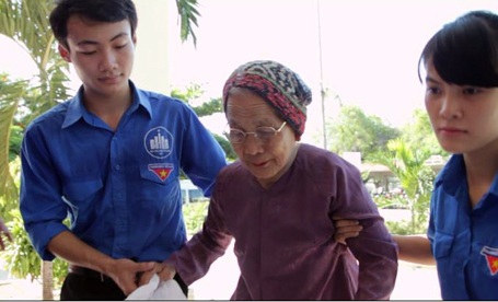 Thanh niên tình nguyện dìu mẹ lên thềm