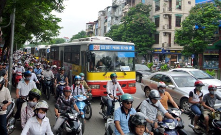 Hà Nội bất ngờ cấm ô tô trên đường Xuân Thủy - Cầu Giấy - 3 Xe buýt nối đuôi nhau vào giờ cao điểm