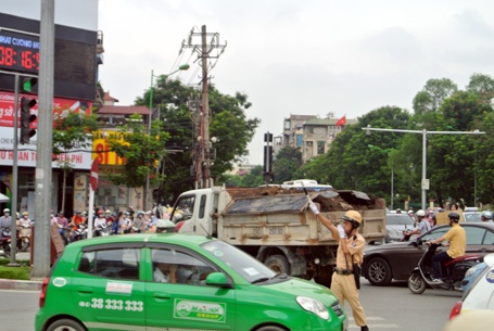 Hà Nội bất ngờ cấm ô tô trên đường Xuân Thủy - Cầu Giấy - 6 Quang Phong