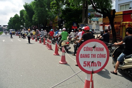 Chính thức cấm ô tô qua đường Cầu Giấy - 5 Khu vực rào chắn làm dải phân cách giữa trên đường Cầu Giấy