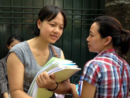 Hà Nội: Hàng ngàn người đứng kín đường chờ nộp hồ sơ thi công chức - 11 Nhiều thí sinh cho rằng cuộc thi này còn khó đỗ gấp nhiều lần thi đại học vì tỉ lệ chọi rất cao