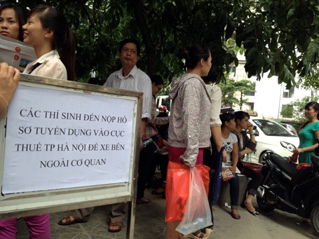 Xe của thí sinh đến dự thi xếp kín hè Giảng Võ