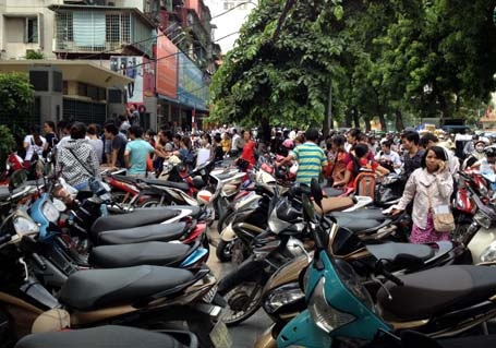 Xe của thí sinh đến dự thi xếp kín hè Giảng Võ