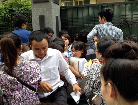 Xếp hàng đợi nộp hồ sơ thi vào công chức ngành thuế ở Hà Nội sáng 12/8