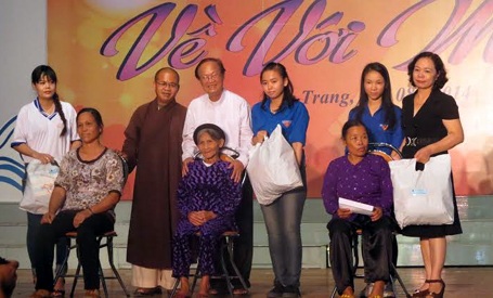 Thanh niên tình nguyện dìu mẹ lên thềm