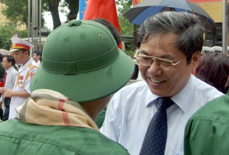 Ông Nguyễn Công Soái - Phó Bí thư Thành ủy Hà Nội quàng khăn lụa của làng Vạn Phúc cho tân binh