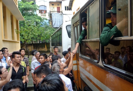 Người thân bùi ngùi chia tay tân binh lên đường làm nhiệm vụ