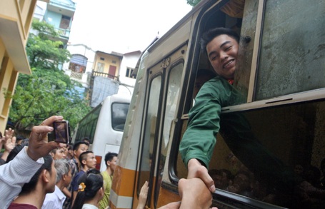 Người thân bùi ngùi chia tay tân binh lên đường làm nhiệm vụ