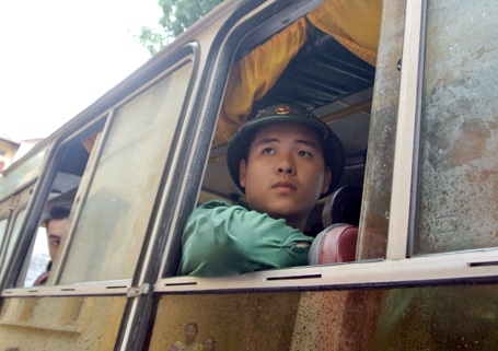 Đông nghịt người thân tiễn tân binh lên đường.