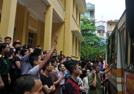 Đông nghịt người thân tiễn tân binh lên đường.