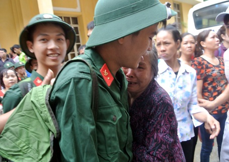 Bà và cháu bịn rịn chia tay