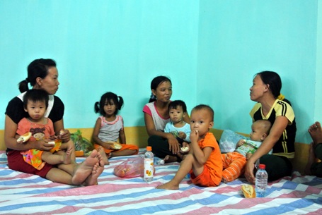 “Gói ghém” tài sản, di tản dân trước giờ bão đổ bộ - 5 Ngư dân ở các làng chài được đưa vào khu vực an toàn