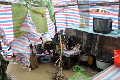 Sau bão: Nhà tốc mái, đường ngập, cây đổ la liệt - 3 Gió thổi bay lán, công nhân tháo chạy để lại đồ đạc ngâm trong nước mưa