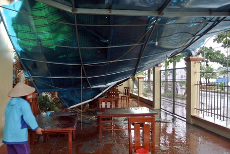 Sau bão: Nhà tốc mái, đường ngập, cây đổ la liệt - 6 Mái một nhà hàng ven biển ở thành phố Hạ Long bị gió quật đổ