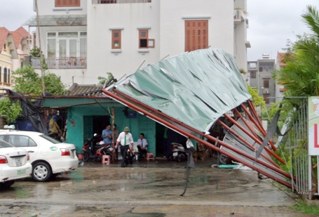 Sau bão: Nhà tốc mái, đường ngập, cây đổ la liệt - 8 Hàng loạt cọc sắt cũng không chịu được sức gió