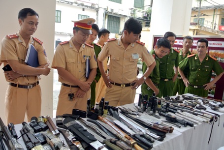 Trong hàng loạt tang vật thu được có 796 dao, kiếm, đao các loại