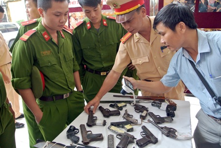 Ngoài súng tự chế còn có cả súng quân dụng