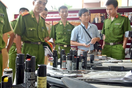 Hàng trăm bình xịt cay cũng được lực lượng chức năng thu giữ