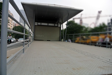 Với nhà chờ này, người dân Thủ đô sẽ không bị nắng mưa khi đợi xe buýt trên đường