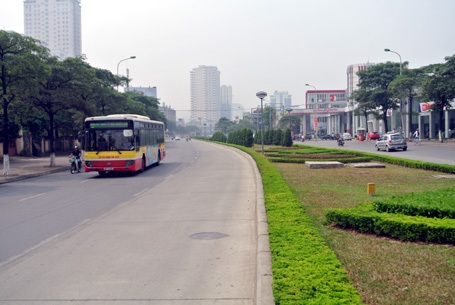 Xe buýt nhanh có đường riêng ở bên trái làn đường.