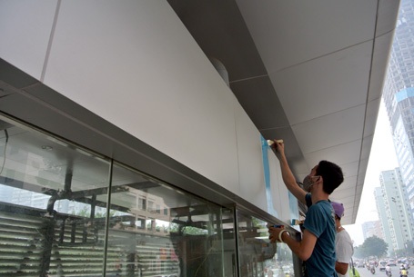 Hoàn thiện nốt những hạng mục cuối cùng ở một nhà chờ xe buýt trên đường Lê Văn Lương.