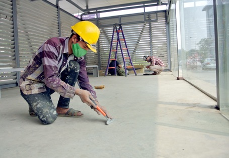 Hoàn thiện nốt những hạng mục cuối cùng ở một nhà chờ xe buýt trên đường Lê Văn Lương.